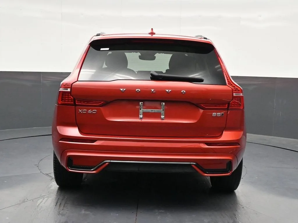 2024 Volvo XC60 B5 Core Dark Theme photo 5