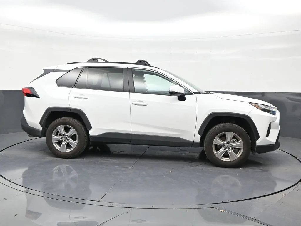 2025 Toyota RAV4 XLE photo 6