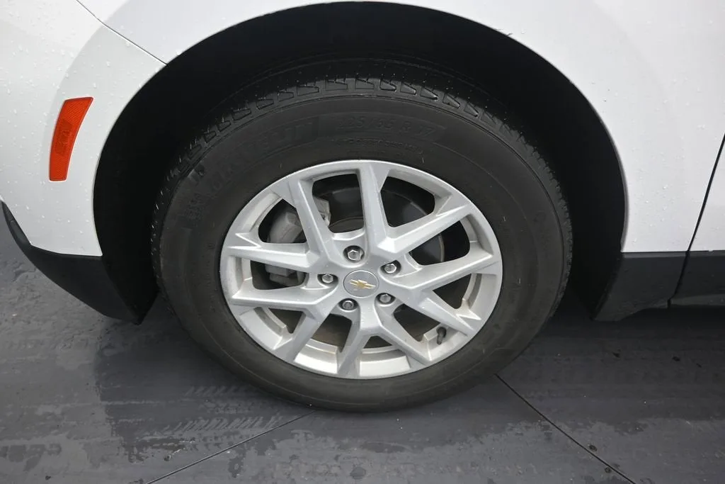2023 Chevrolet Equinox LS photo 9