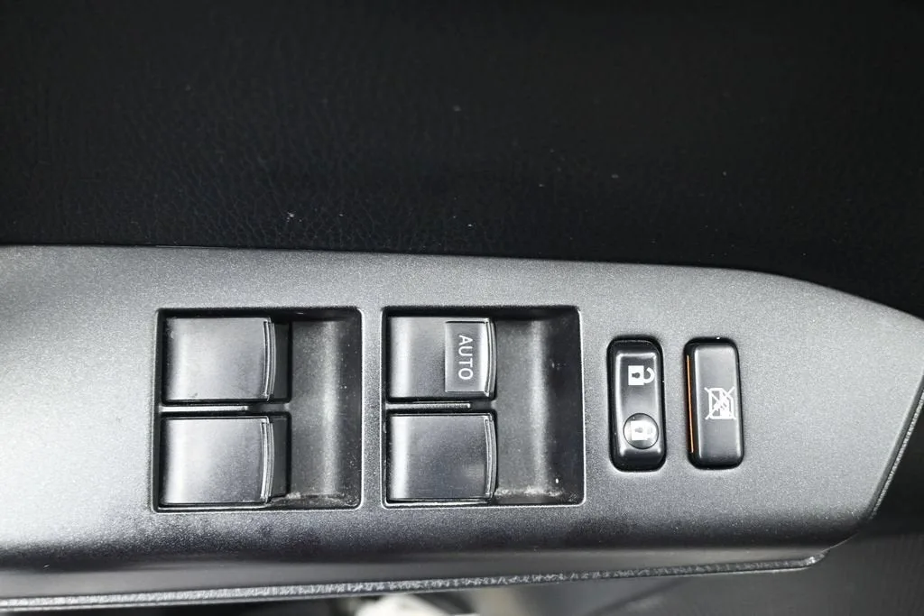 2017 Toyota RAV4 LE photo 11