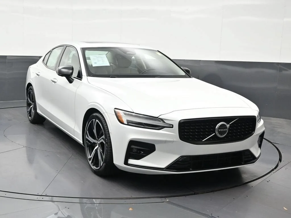 2024 Volvo S60 B5 Plus Dark Theme photo 8
