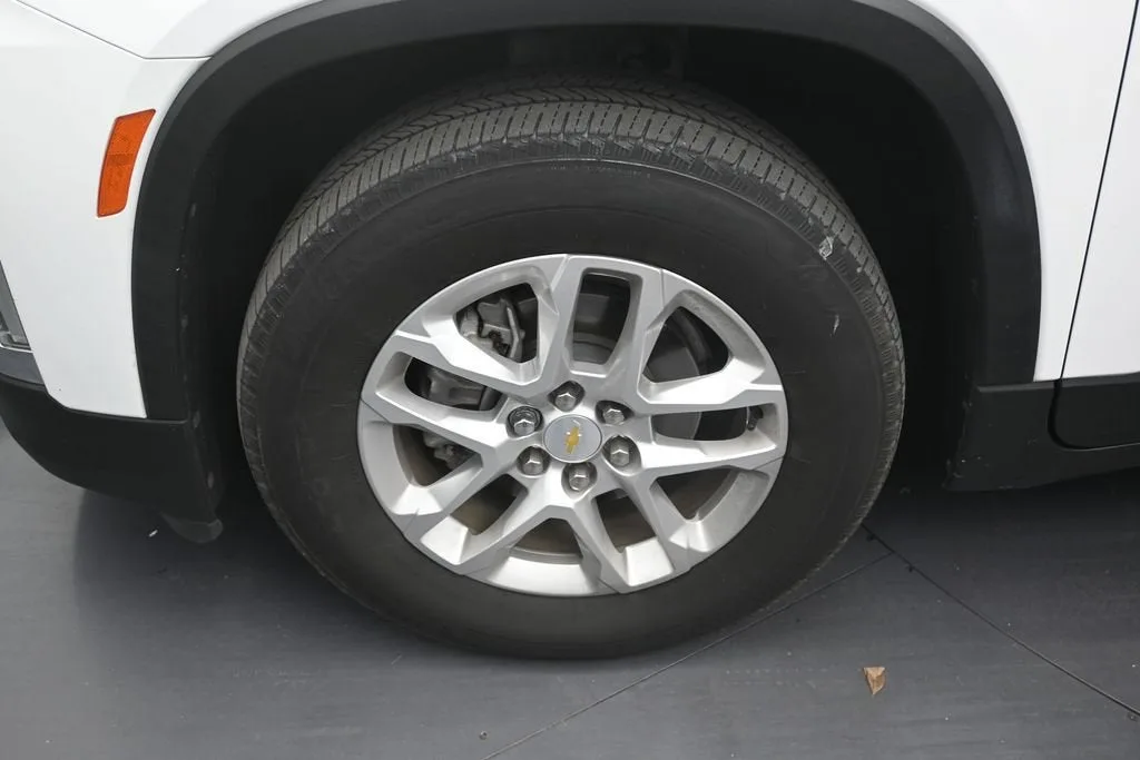2023 Chevrolet Traverse LS photo 9