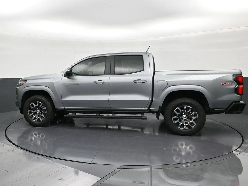 2025 Chevrolet Colorado Z71 photo 2
