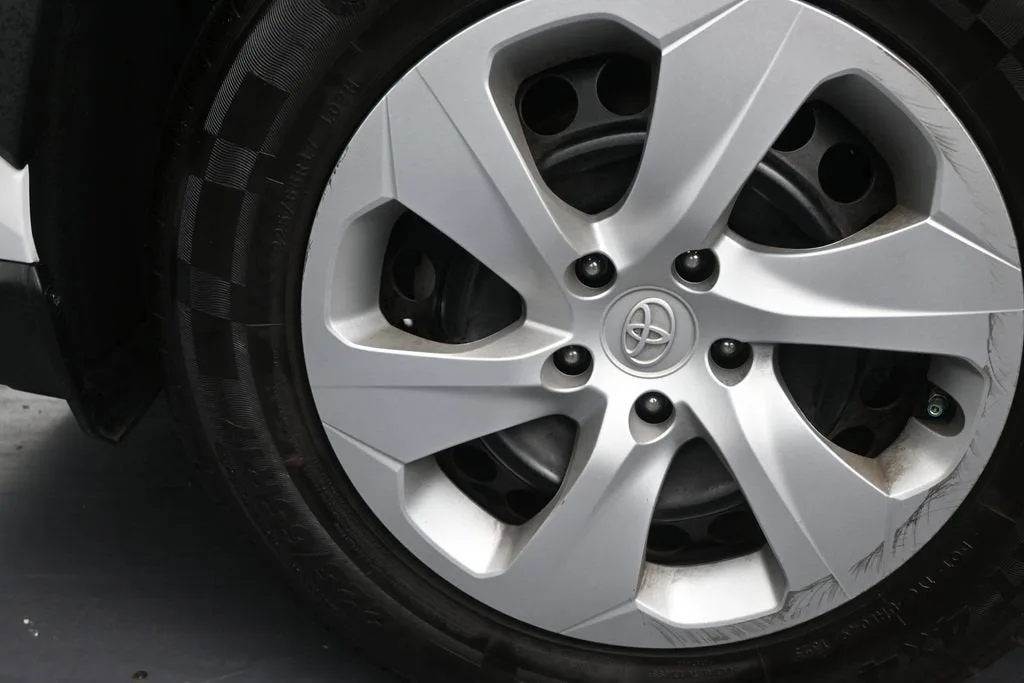 2022 Toyota RAV4 LE photo 11