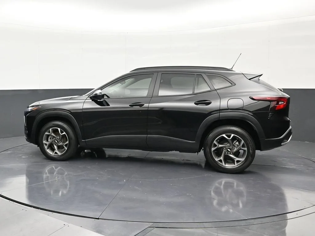 2024 Chevrolet Trax LT photo 2