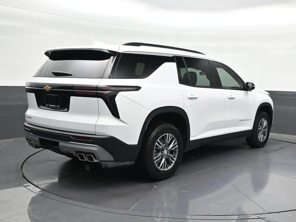 2025 Chevrolet Traverse LT photo 5