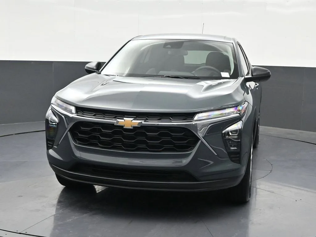 2025 Chevrolet Trax LS photo 9