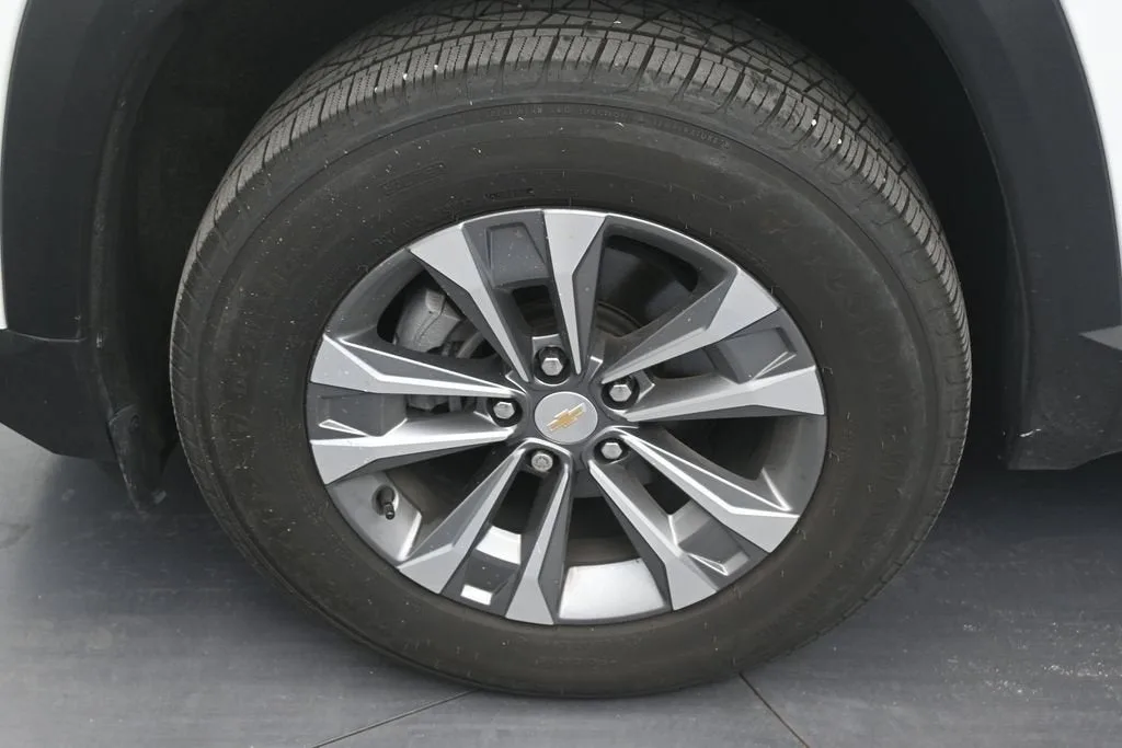 2025 Chevrolet Equinox LT photo 9