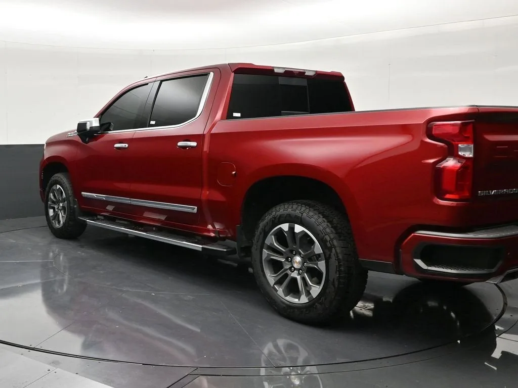 2025 Chevrolet Silverado 1500 High Country photo 3