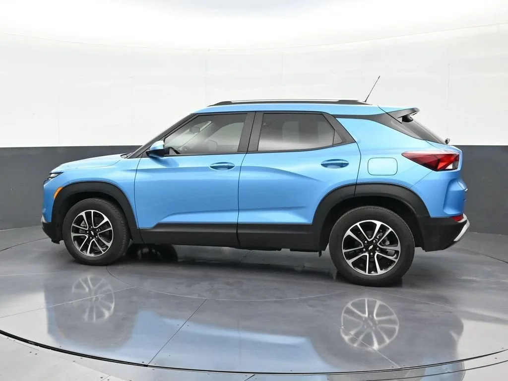 2025 Chevrolet Trailblazer LT photo 2