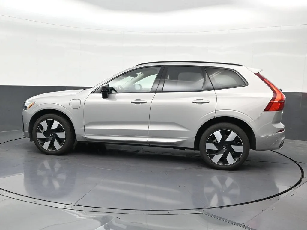 2024 Volvo XC60 Recharge Plug-In Hybrid T8 Ultimate Dark Theme photo 2
