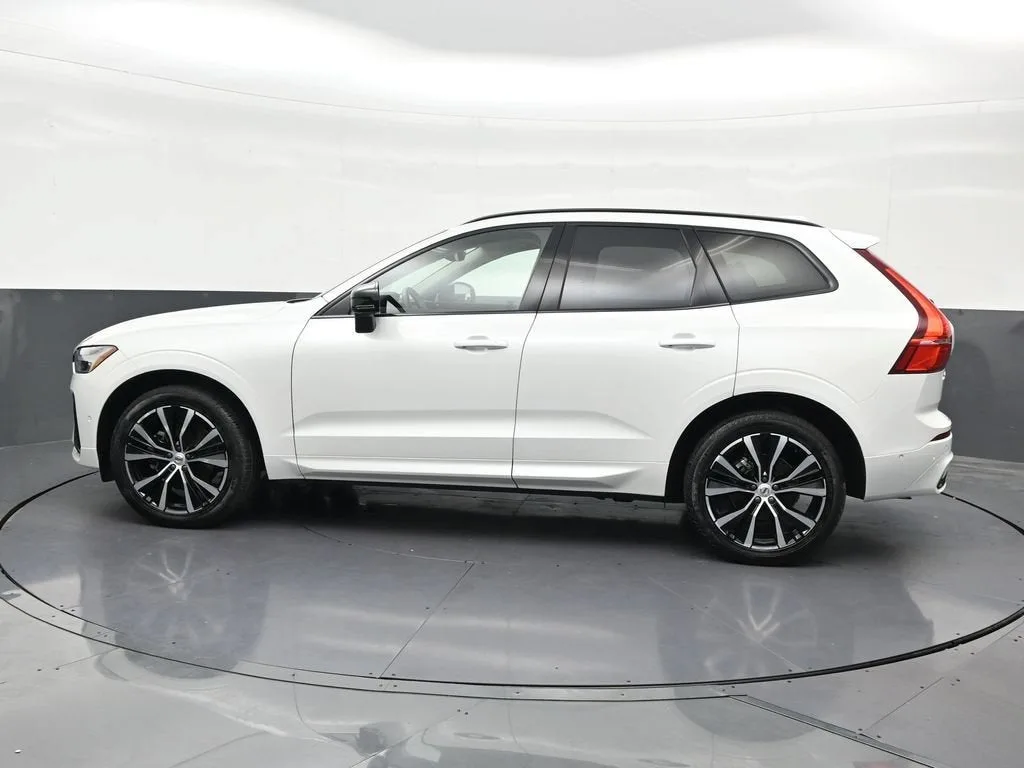 2025 Volvo XC60 B5 Plus photo 2