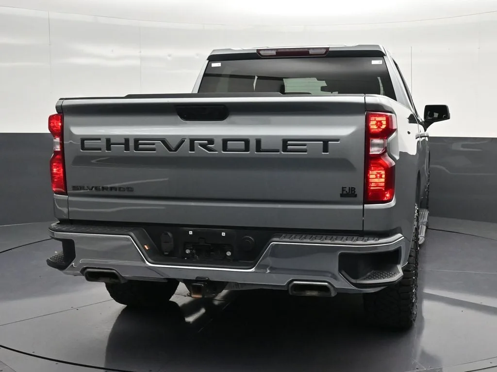 2023 Chevrolet Silverado 1500 LT photo 2