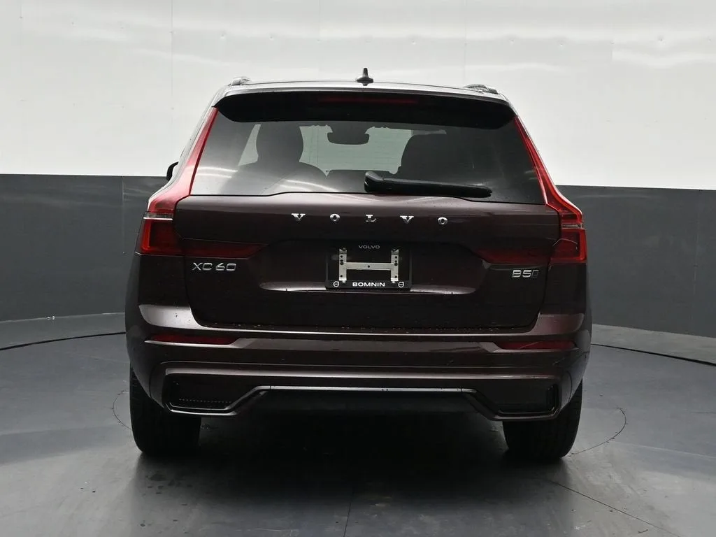 2026 Volvo XC60 Plus photo 5