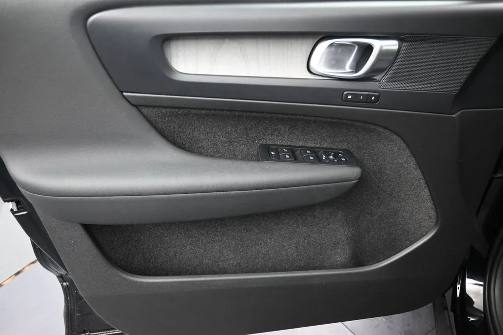 2023 Volvo XC40 B4 Core photo 11