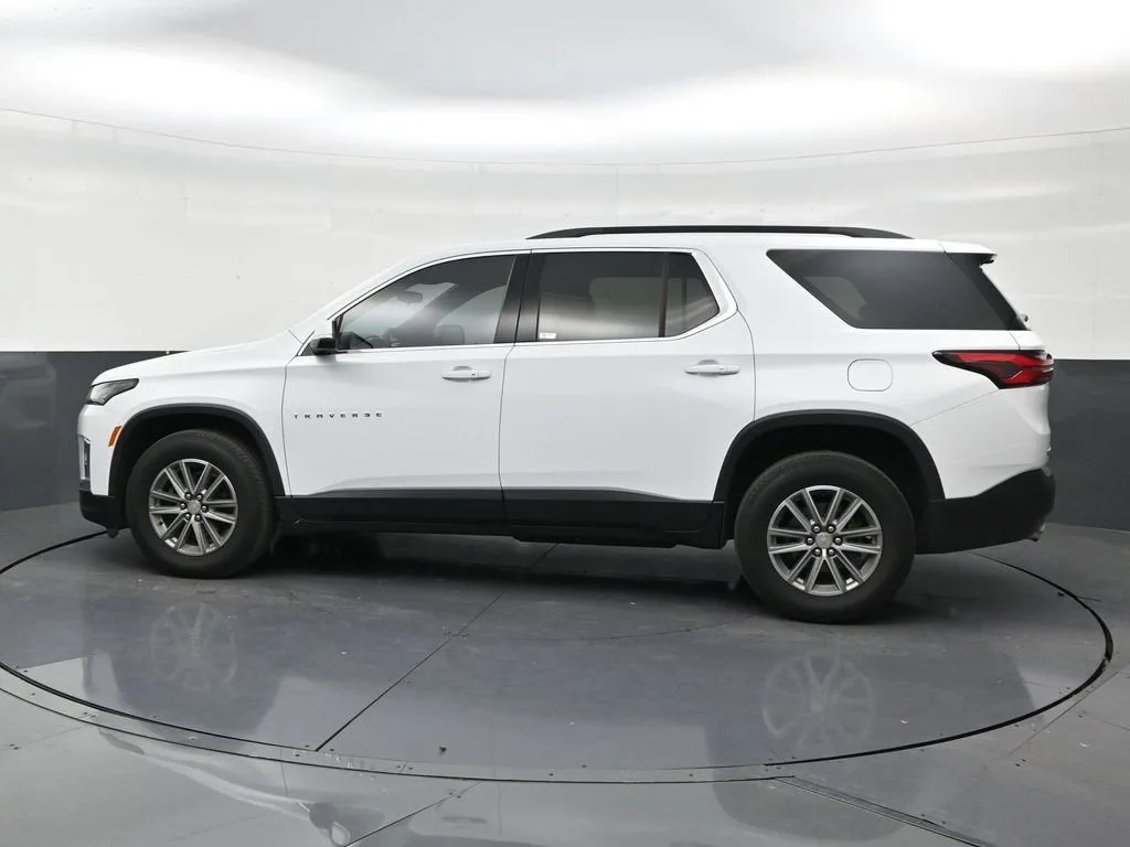 2023 Chevrolet Traverse LT Cloth photo 2