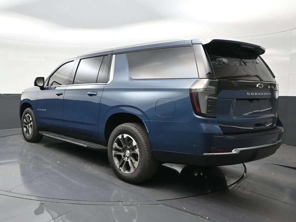 2025 Chevrolet Suburban LT photo 3