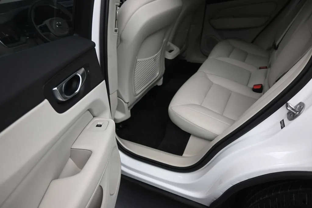 2025 Volvo XC60 B5 Plus photo 12
