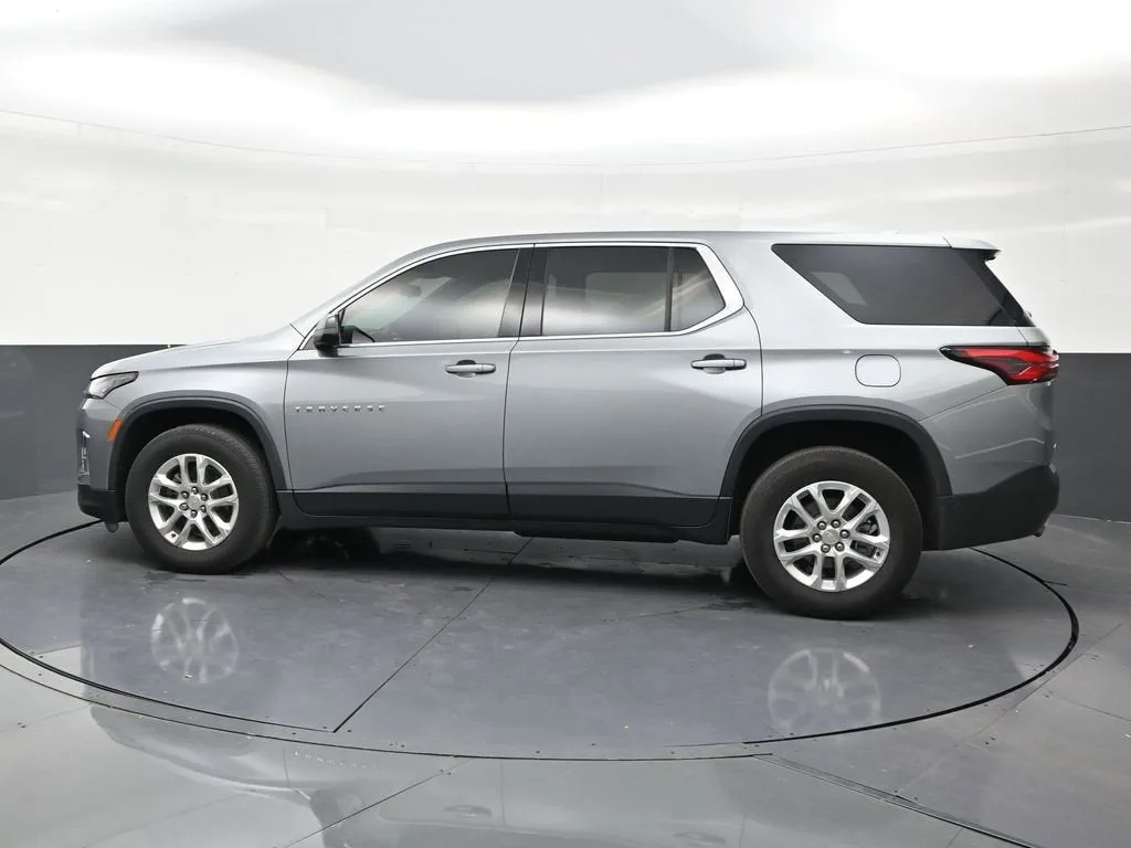 2023 Chevrolet Traverse LS photo 2