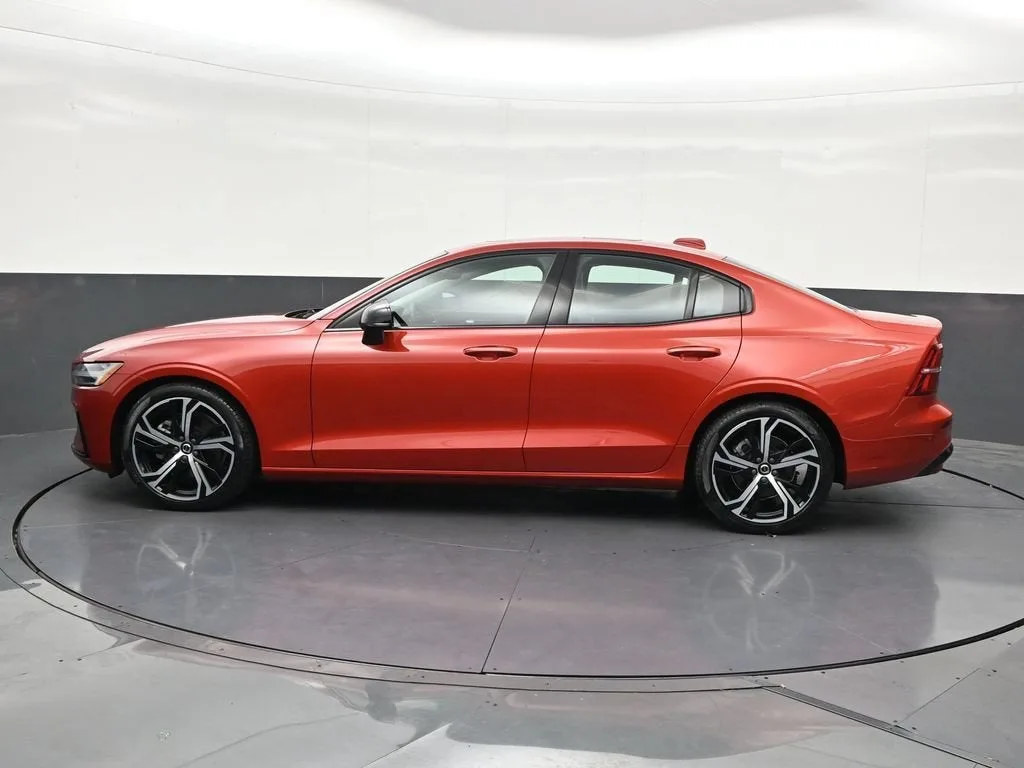2023 Volvo S60 B5 Core Dark Theme photo 2
