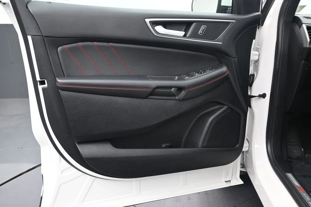 2024 Ford Edge ST-Line photo 11