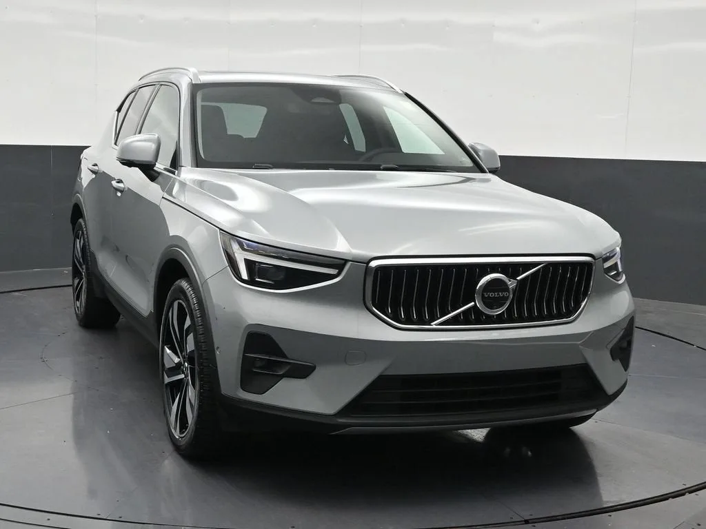 2024 Volvo XC40 B5 Plus Bright Theme photo 8