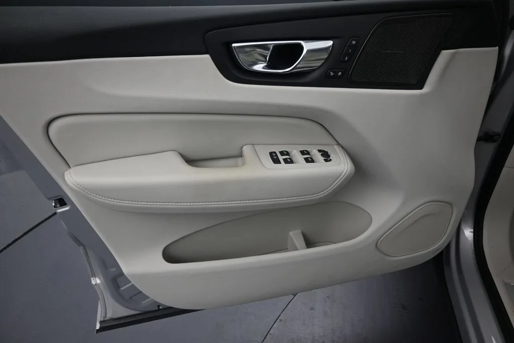 2024 Volvo XC60 Recharge Plug-In Hybrid T8 Ultimate Dark Theme photo 11
