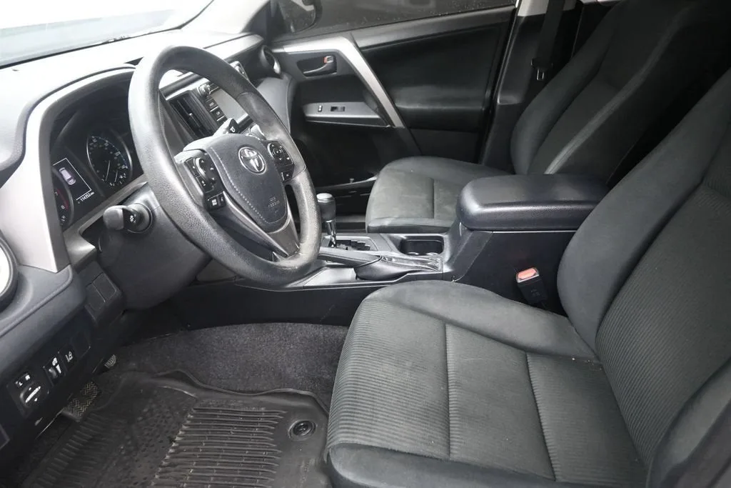 2018 Toyota RAV4 LE photo 12