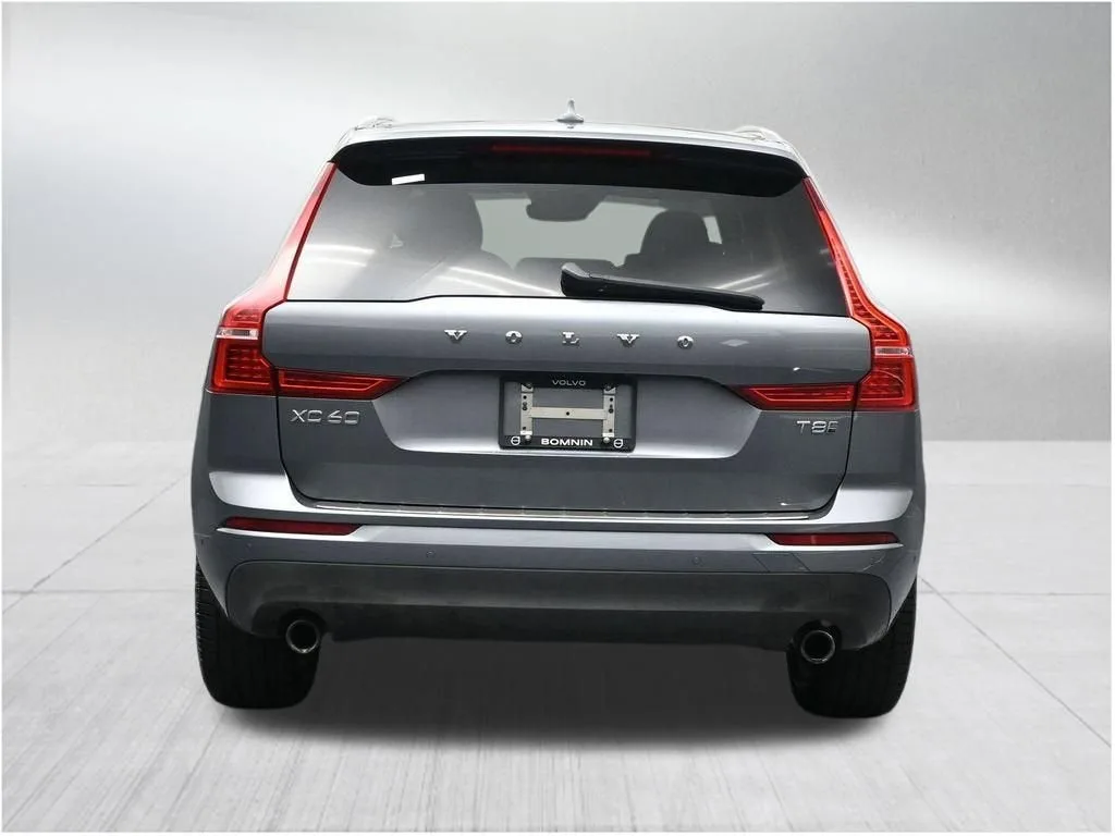 2019 Volvo XC60 Hybrid T8 Momentum photo 4