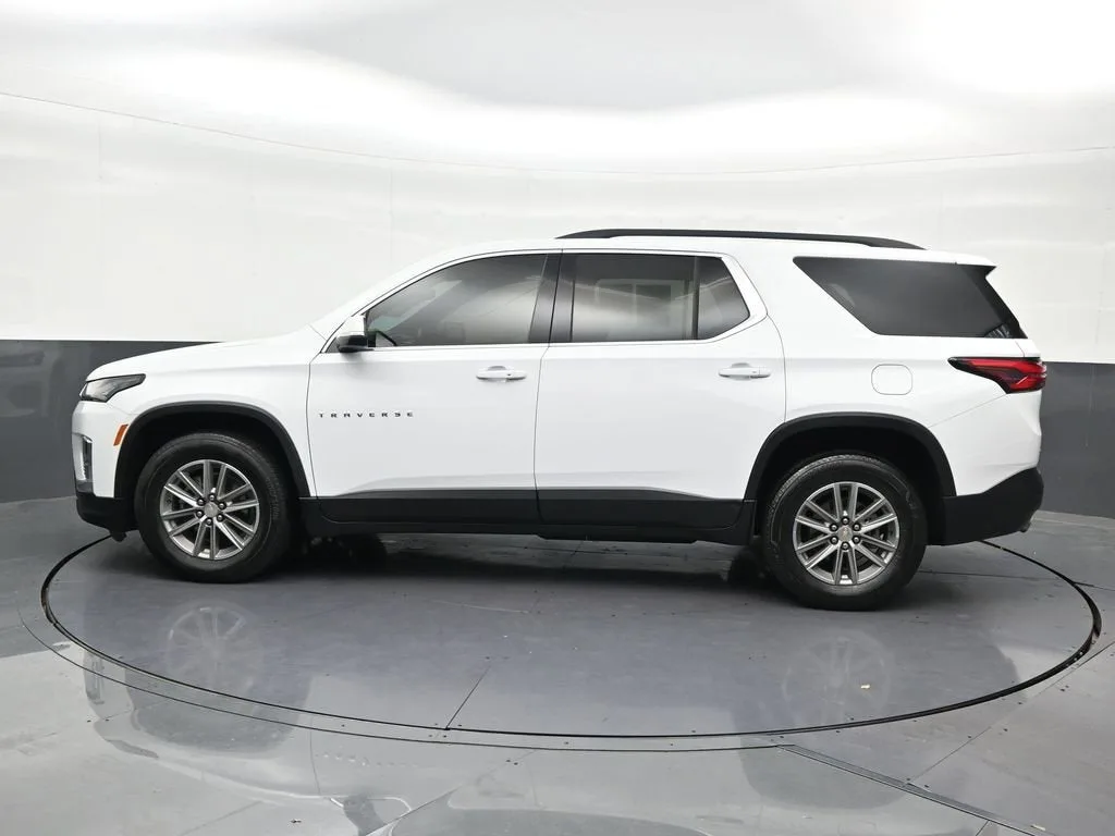 2023 Chevrolet Traverse LT Leather photo 2