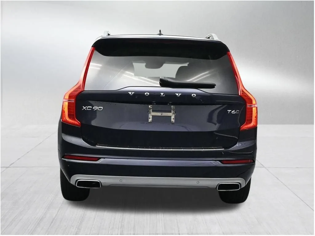 2017 Volvo XC90 T6 Momentum photo 4