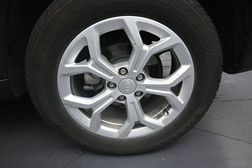 2024 Jeep Compass Latitude 4x4 photo 10