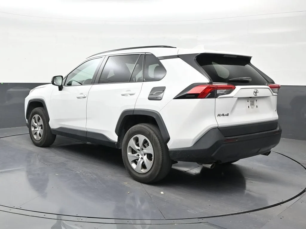 2020 Toyota RAV4 LE photo 3
