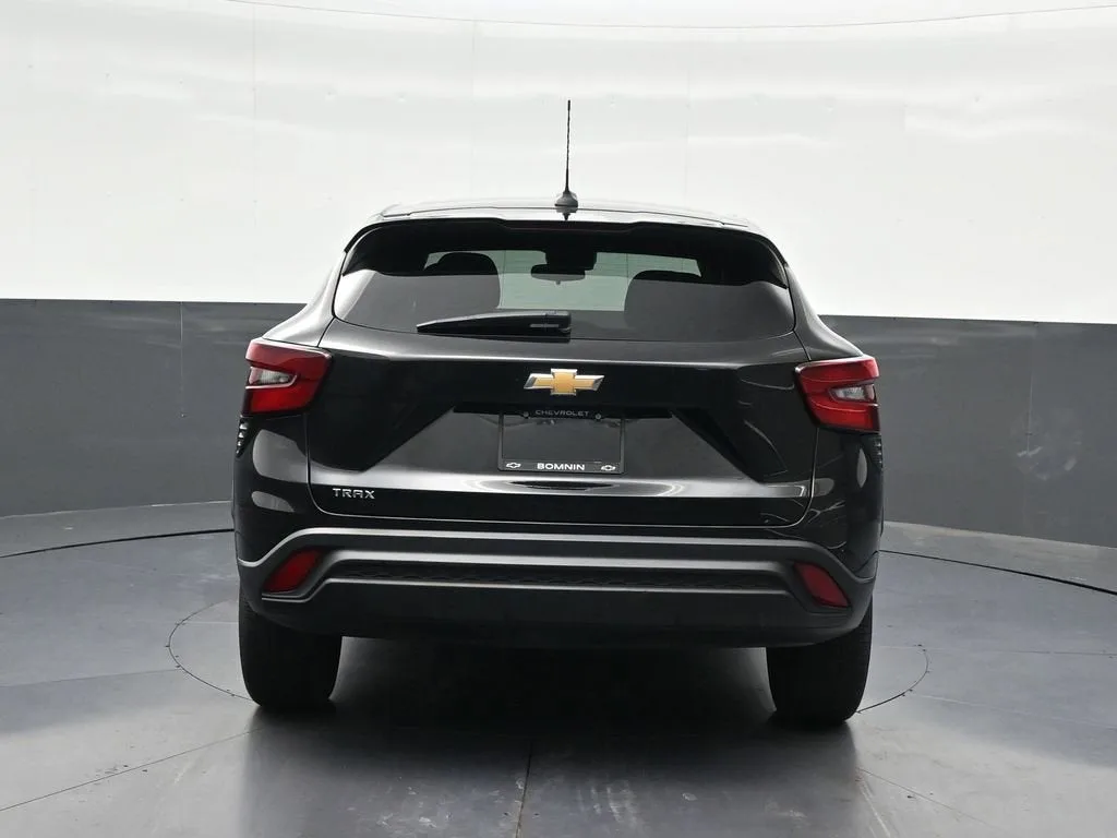 2024 Chevrolet Trax LS photo 4