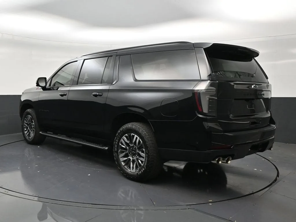 2025 Chevrolet Suburban Z71 photo 3