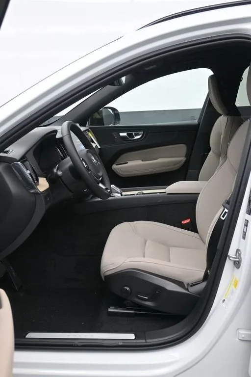 2026 Volvo XC60 B5 Core photo 12