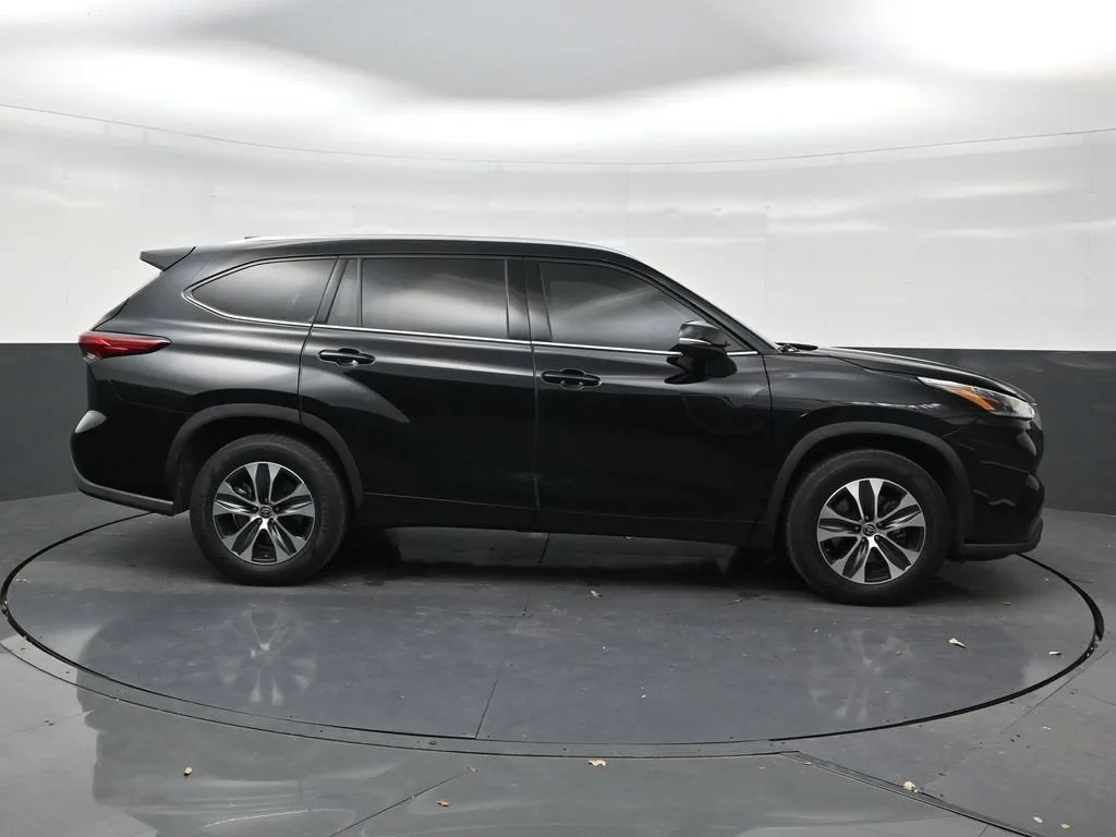 2021 Toyota Highlander XLE photo 6
