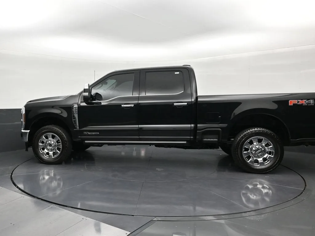 2025 Ford F-250 LARIAT photo 2