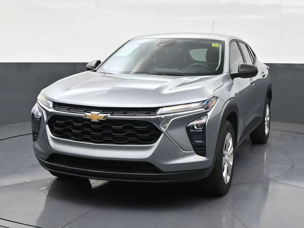2025 Chevrolet Trax LS photo 8