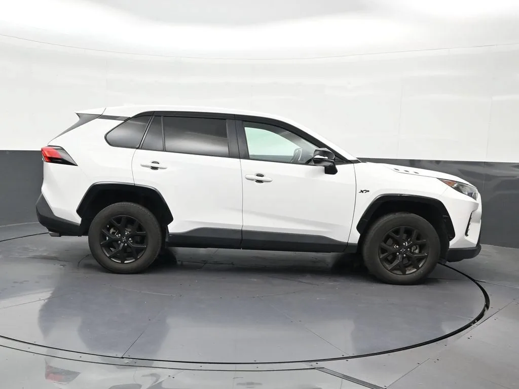 2022 Toyota RAV4 LE photo 7