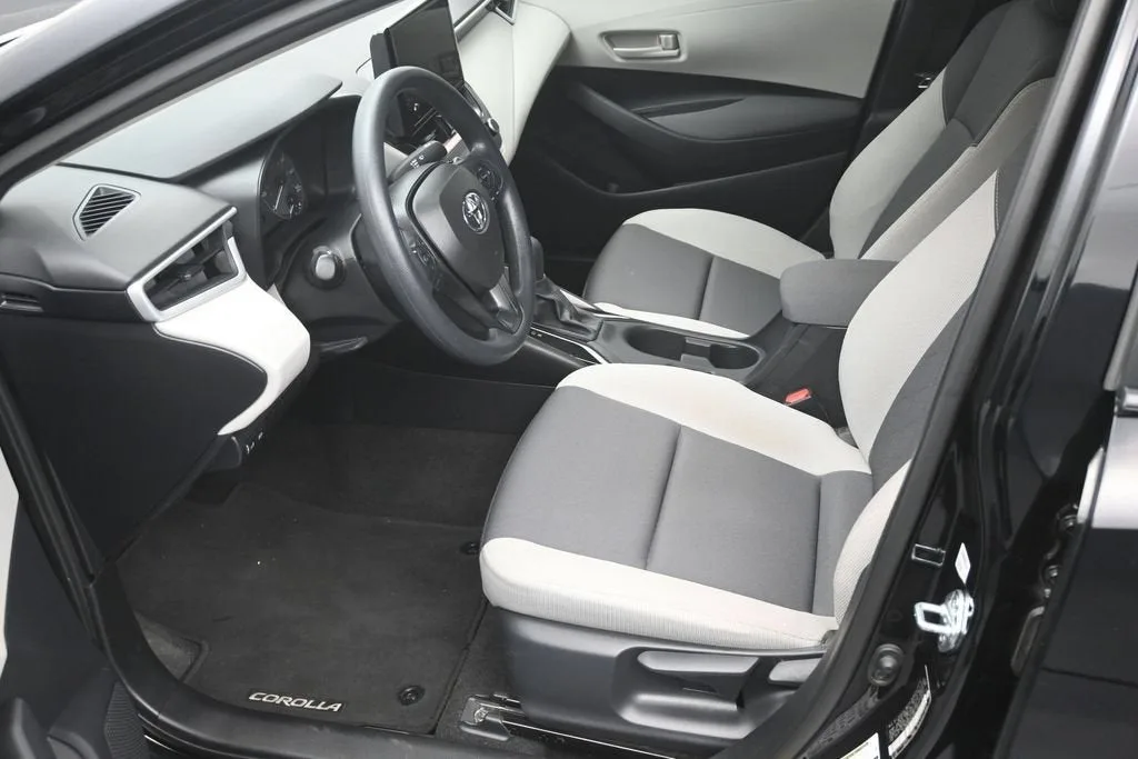 2025 Toyota Corolla LE photo 10