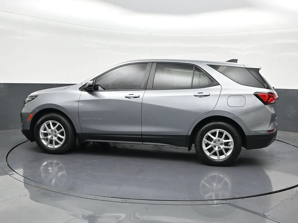 2024 Chevrolet Equinox LS photo 2