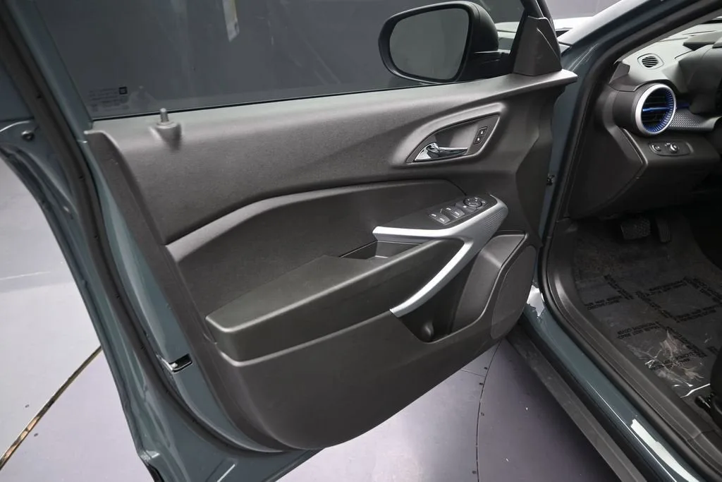 2025 Chevrolet Trax LS photo 12