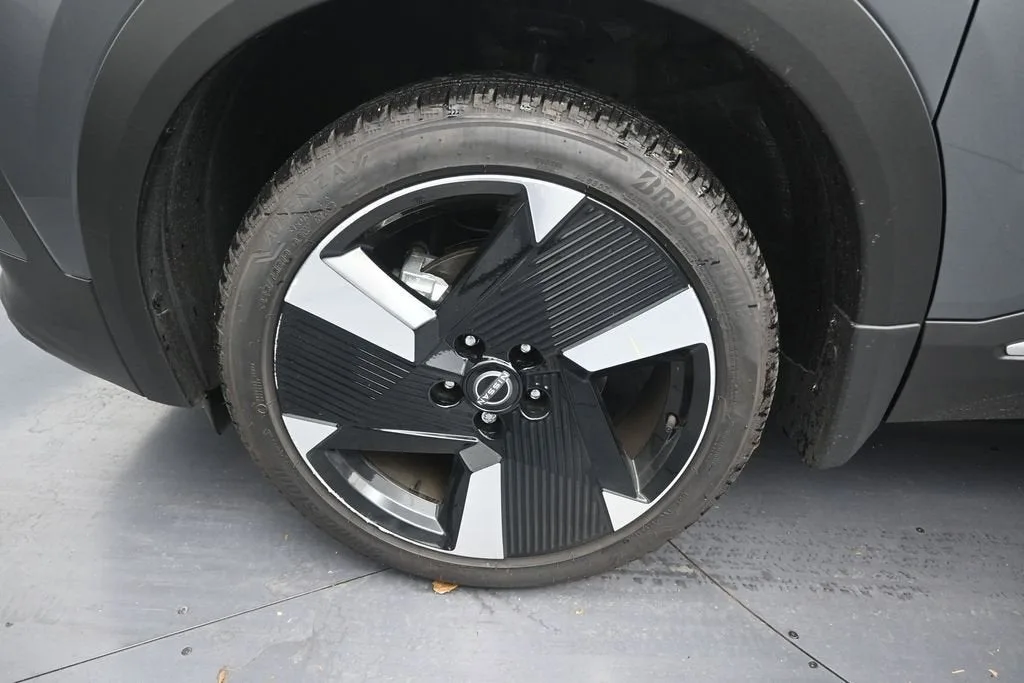 2026 Nissan Kicks SR photo 9