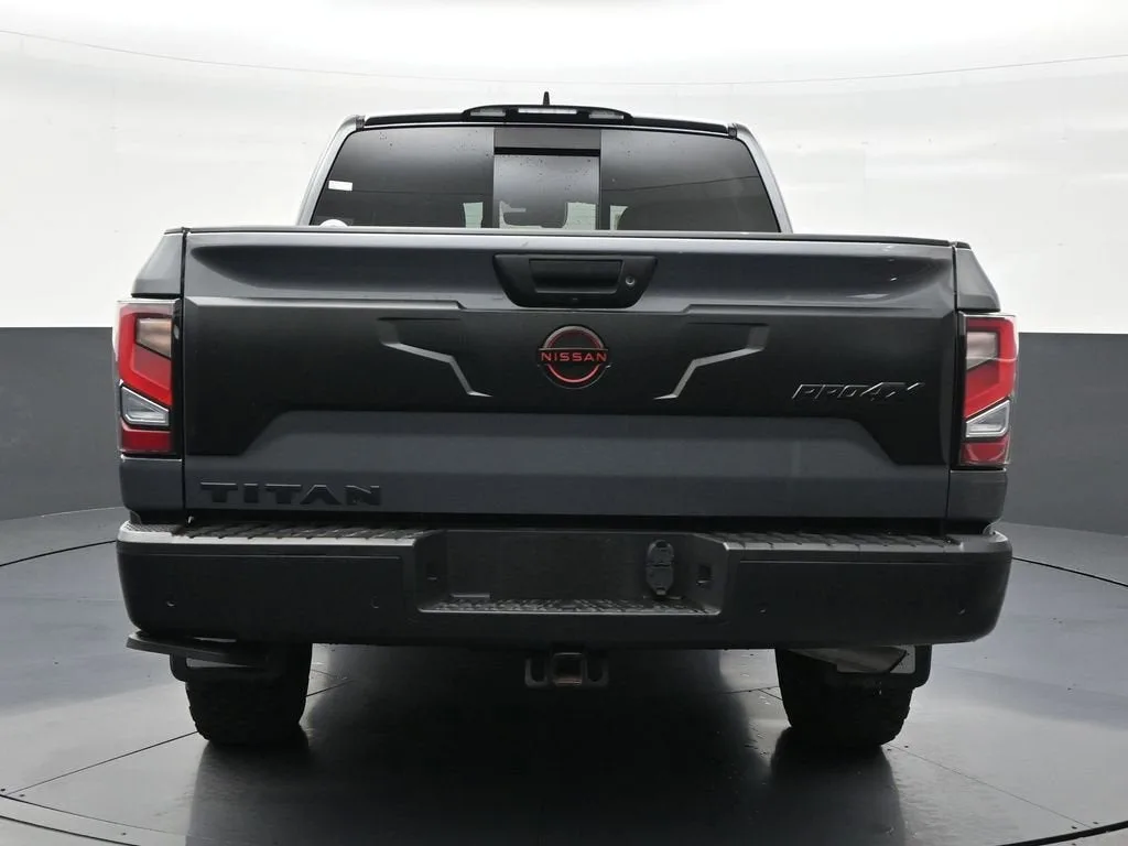 2023 Nissan TITAN Crew Cab PRO-4X 4x4 photo 4