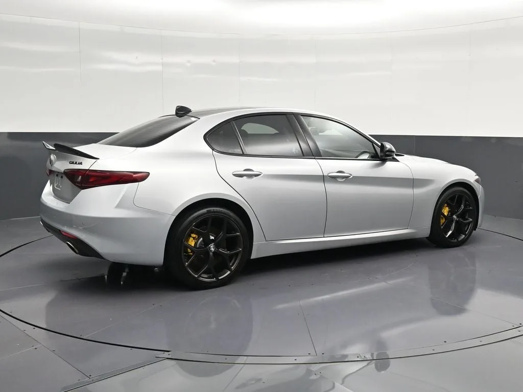 2021 Alfa Romeo Giulia Ti photo 3