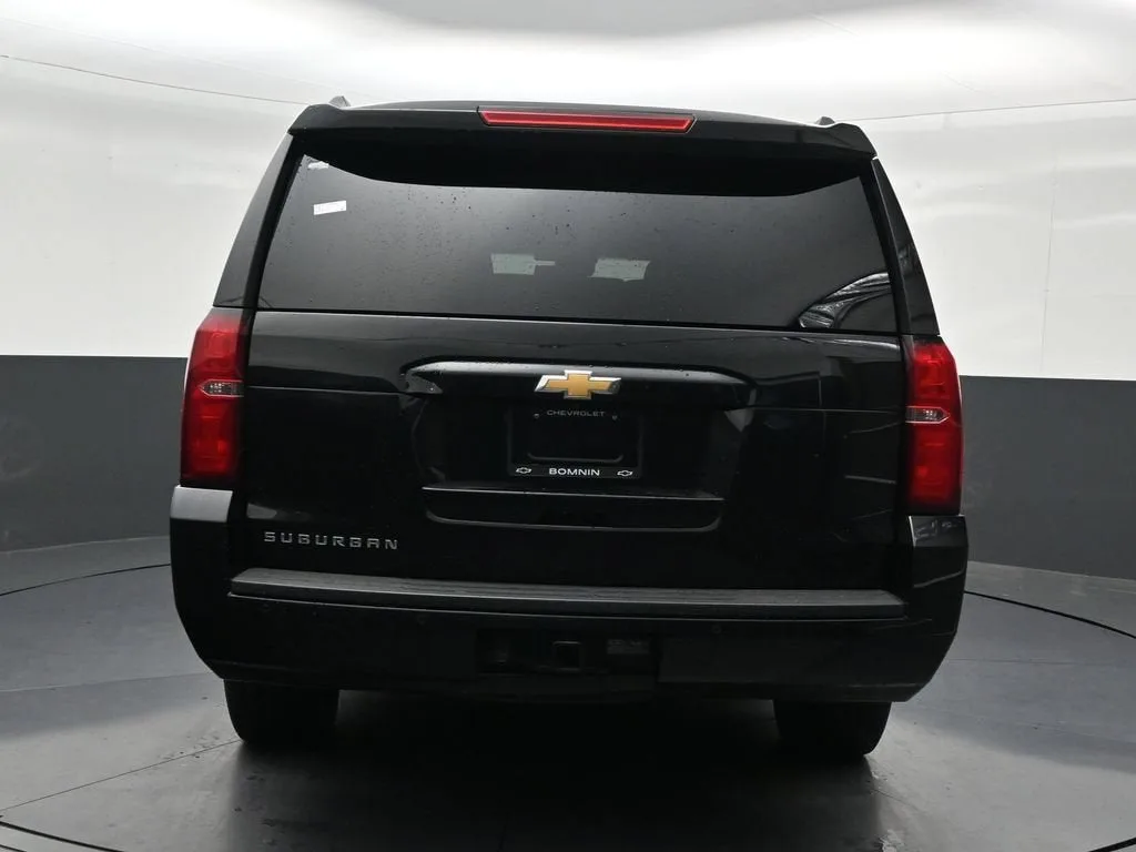 2018 Chevrolet Suburban LT photo 4