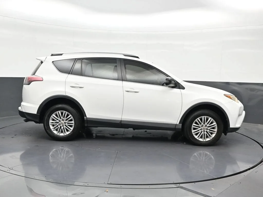 2017 Toyota RAV4 LE photo 7