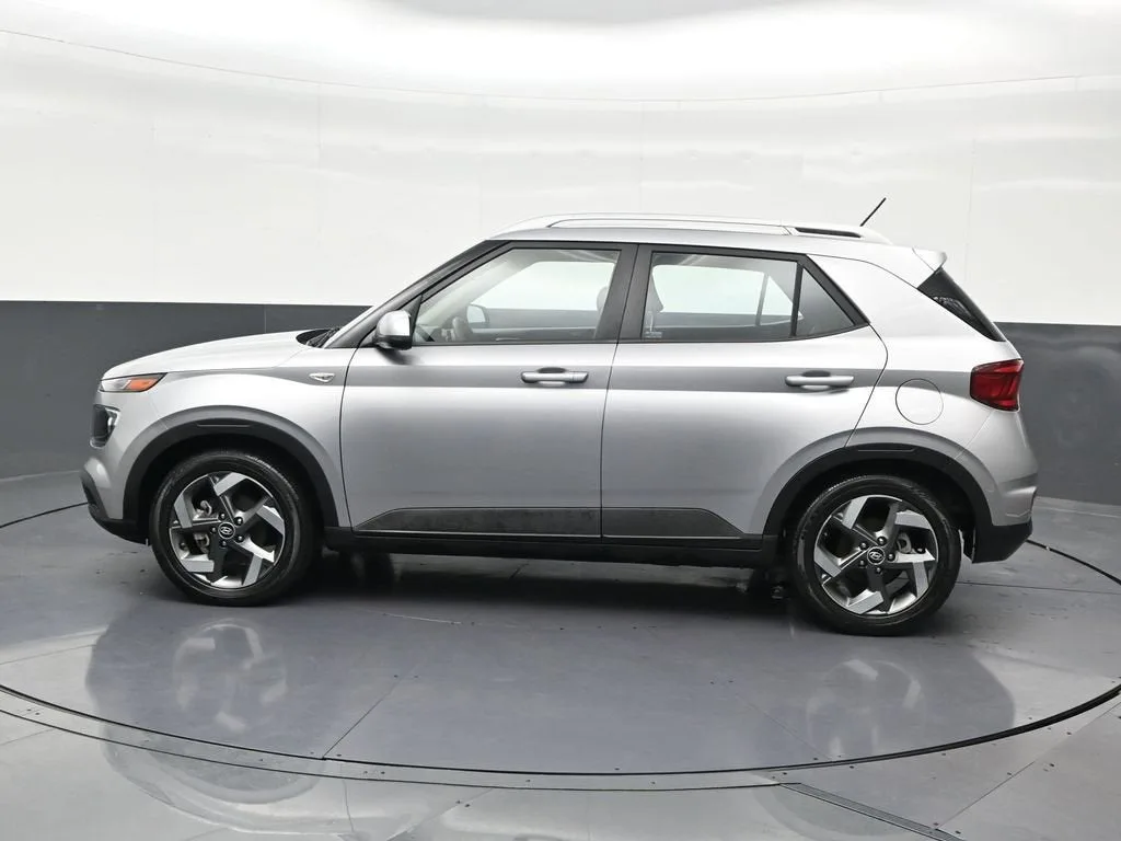 2023 Hyundai Venue SEL photo 2