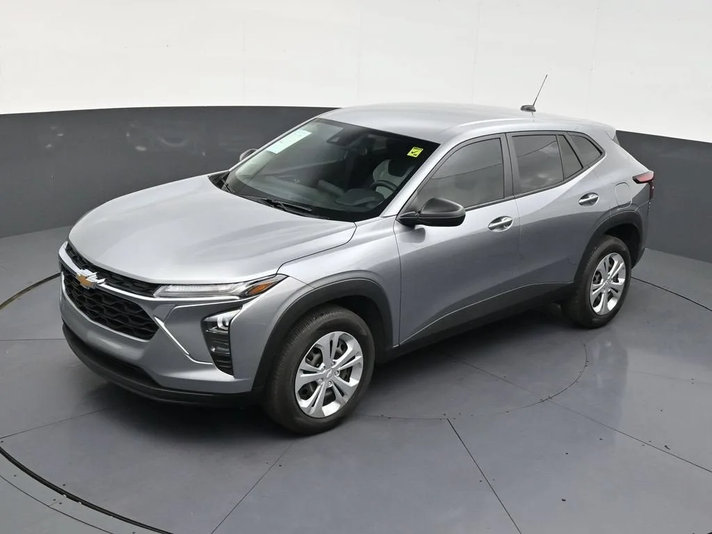 2025 Chevrolet Trax LS photo 12